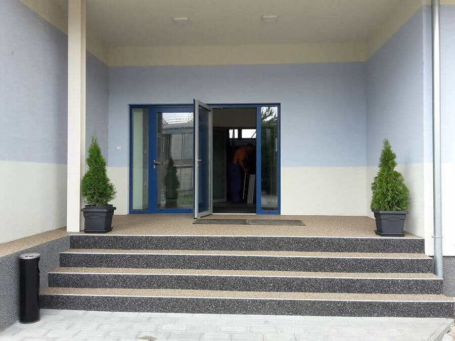 Kameninový koberec na schodoch